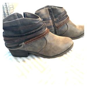 Size 9 M ankle boots/booties.